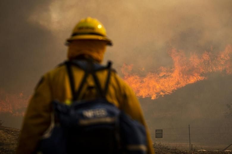 Ribuan orang meninggalkan rumah di dekat Los Angeles saat api berkobar